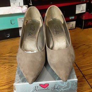 Romantic Soles Grey Micro fiber pumps